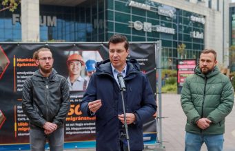 Elhozta a migránsmunkásokkal kapcsolatos igazságot Debrecenbe a Jobbik- Kiállítás a Fórum előtt